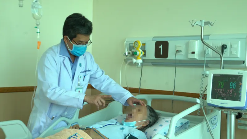 TS-BS Nguyễn Bá Thắng chăm sóc người bệnh