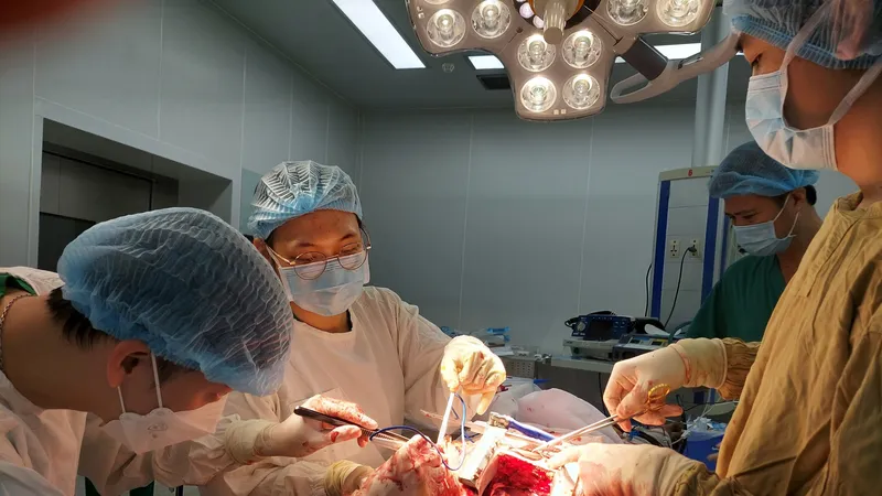 Các bác sĩ đang tiến hành phẫu thuật cho bệnh nhân
