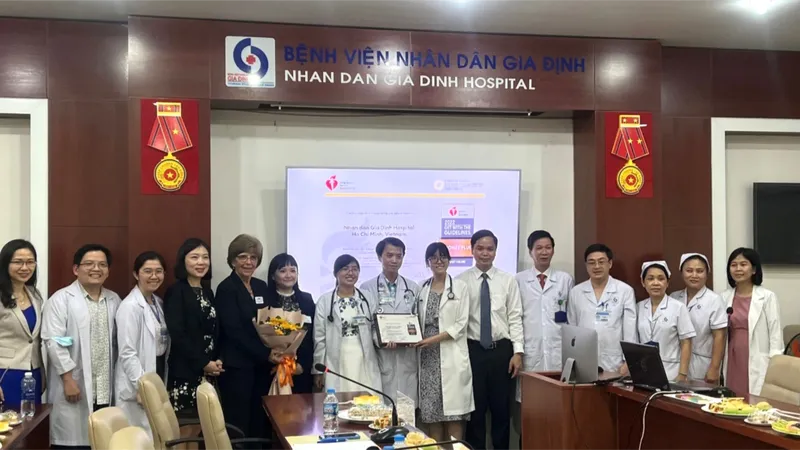Đại diện Tổ chức AHA trao tặng Chứng nhận đồng cho Bệnh viện Nhân Dân Gia Định