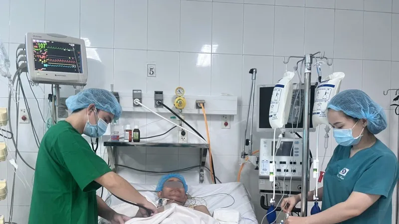 Các bác sĩ đang thăm khám, điều trị cho bệnh nhân