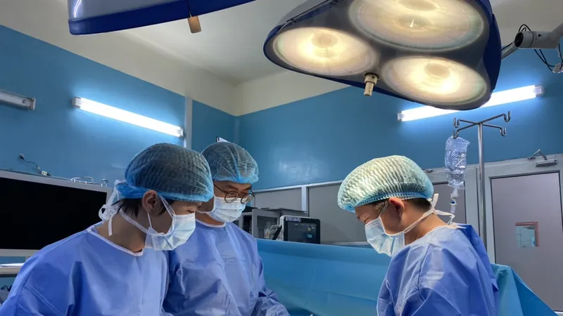 Ekip bác sĩ Bệnh viện Bình Dân đang phẫu thuật cho bệnh nhân