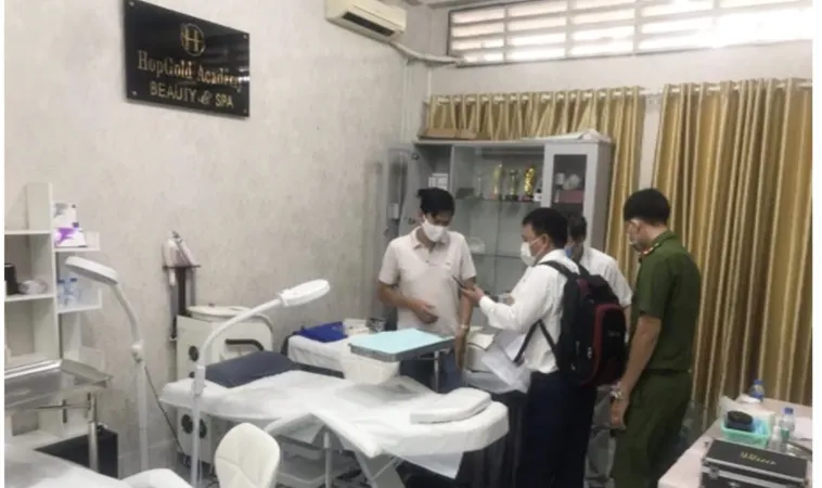 Lực lượng chức năng kiểm tra một phòng khám vi phạm khám chữa bệnh Ảnh: Sở Y tế TPHCM
