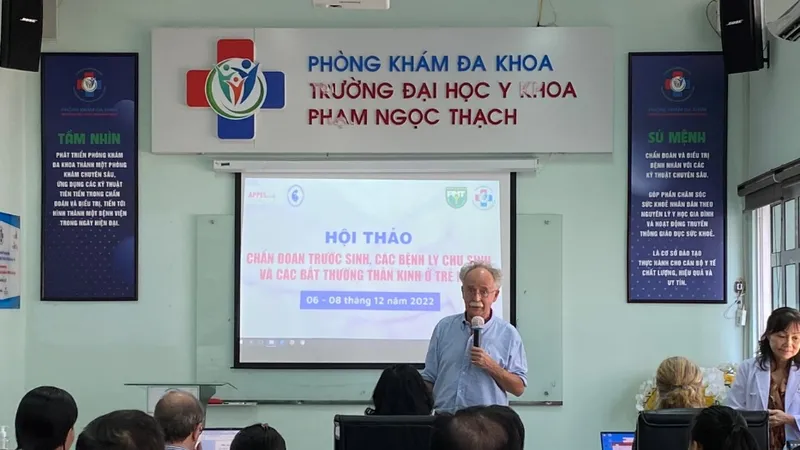Bác sĩ Gildas Tréguier, Chuyên ngành Nhi khoa – Tổ chức APPEL, Pháp chia sẻ tại hội thảo