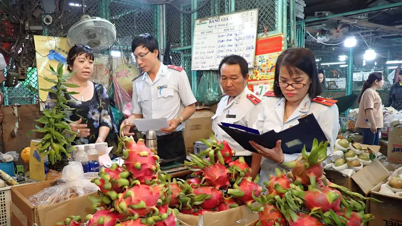 Lực lượng chức năng Ban Quản lý an toàn thực phẩm kiểm tra nguồn gốc xuất xứ thực phẩm tại chợ đầu mối nông sản Thủ Đức