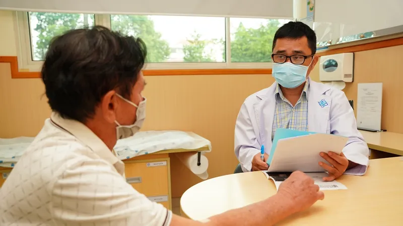 TS-BS Trần Thanh Vỹ tư vấn điều trị cho người bệnh