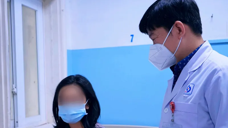 Bác sĩ đang thăm khám cho bệnh nhân