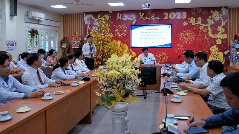 TS-BS Nguyễn Hoàng Hải, Giám đốc Bệnh viện Nhân dân Gia Định báo cáo tại buổi làm việc
