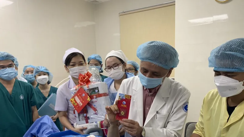 Bác sĩ Trần Ngọc Hải, Phó Giám đốc Bệnh viện Từ Dũ thăm, tặng quà bé chào đời đúng thời khắc giao thừa