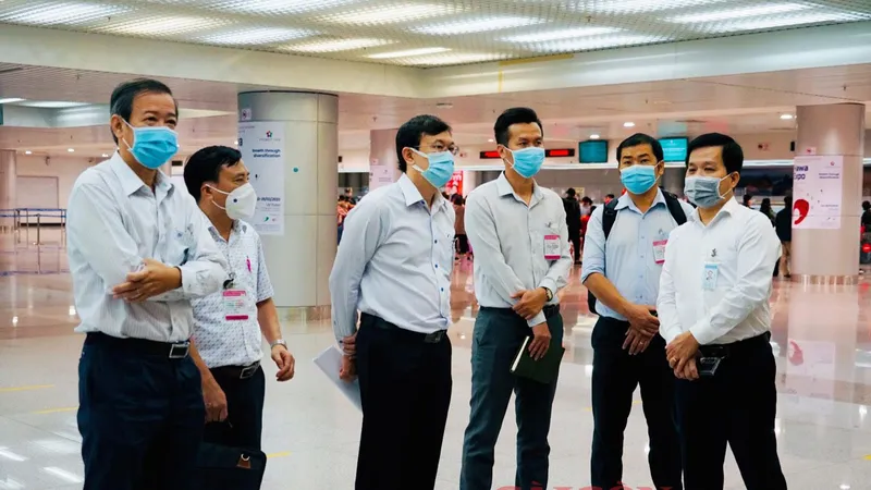 Đoàn kiểm tra công tác phòng chống dịch tại Cảng Hàng không quốc tế Tân Sơn Nhất