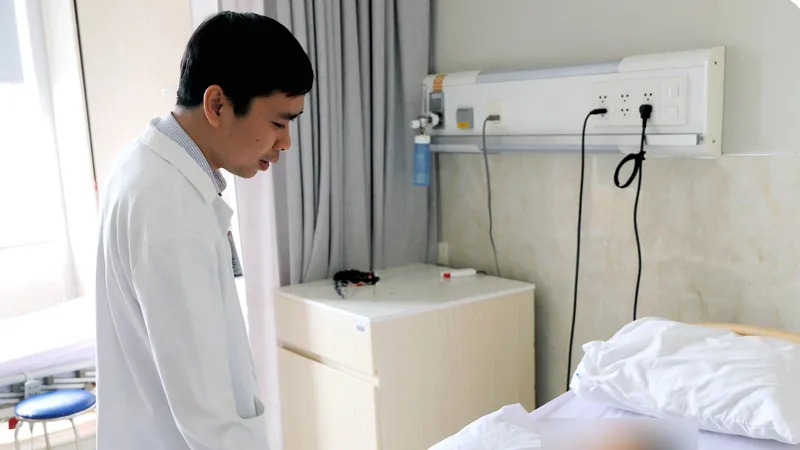 Bác sĩ thăm khám cho bệnh nhân