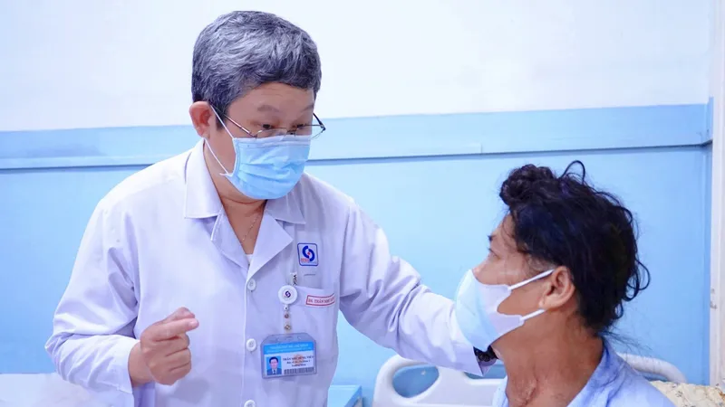 Bác sĩ đang thăm khám cho bệnh nhân