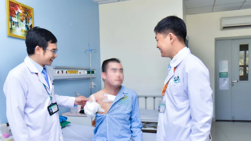 Bác sĩ thăm khám và động viên bệnh nhân