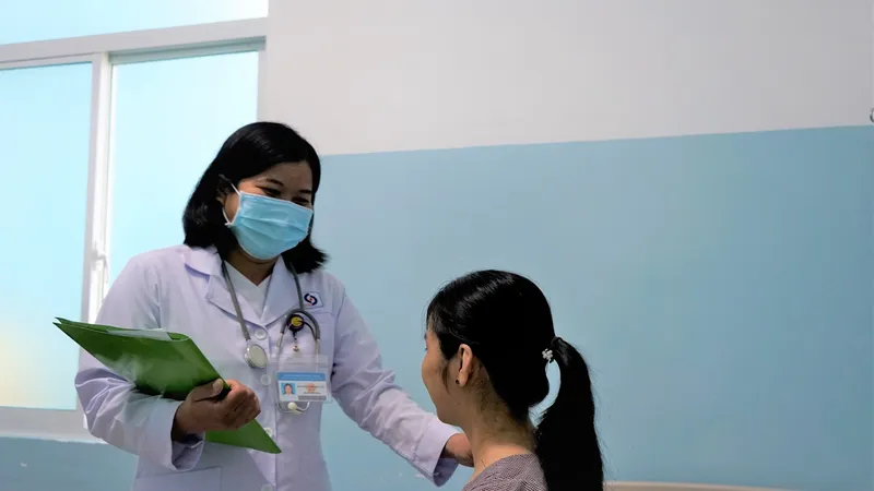 Bác sĩ thăm khám và động viên tinh thần sản phụ