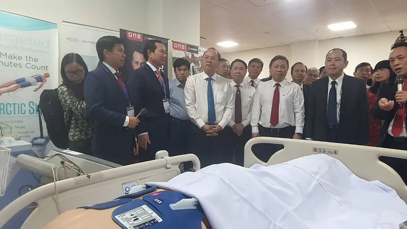 Các đại biểu tham quan thực tế các kỹ thuật trong khu chẩn đoán và điều trị kỹ thuật cao