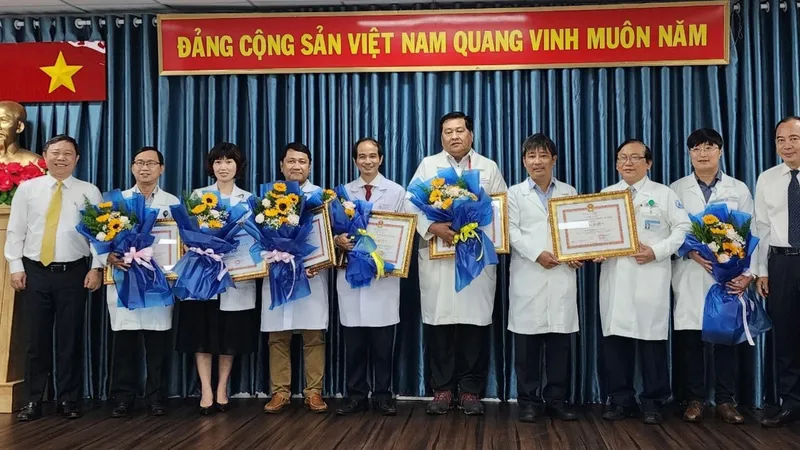 Trao tặng bằng khen cho 6 tập thể cứu sống bệnh nhi bị viêm cơ tim tối cấp 