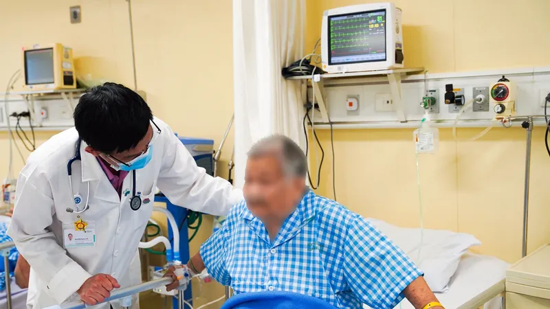 Bác sĩ đang thăm khám cho bệnh nhân
