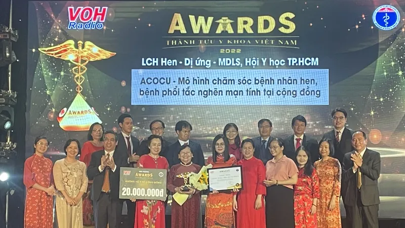 Đồng chí Nguyễn Phước Lộc, Trưởng Ban Tổ chức Thành ủy TPHCM (thứ 3 từ trái qua) trao giải thưởng Thành tựu y khoa Việt Nam cho Mô hình chăm sóc bệnh nhân hen, bệnh phổi tắc nghẽn mạn tính tại cộng đồng