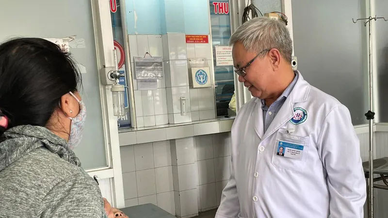 Bác sĩ Đặng Quốc Quân thăm hỏi người bệnh
