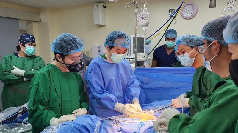 Phát triển y tế chuyên sâu là nhiệm vụ trọng tâm của ngành y tế TPHCM 6 tháng cuối năm 2023. (Trong ảnh: Bác sĩ Bệnh viện Bình Dân đang phẫu thuật cho người bệnh).