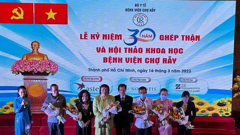 TS-BS Nguyễn Tri Thức, Giám đốc Bệnh viện Chợ Rẫy trao tặng hoa cho những người đã được ghép tạng thành công