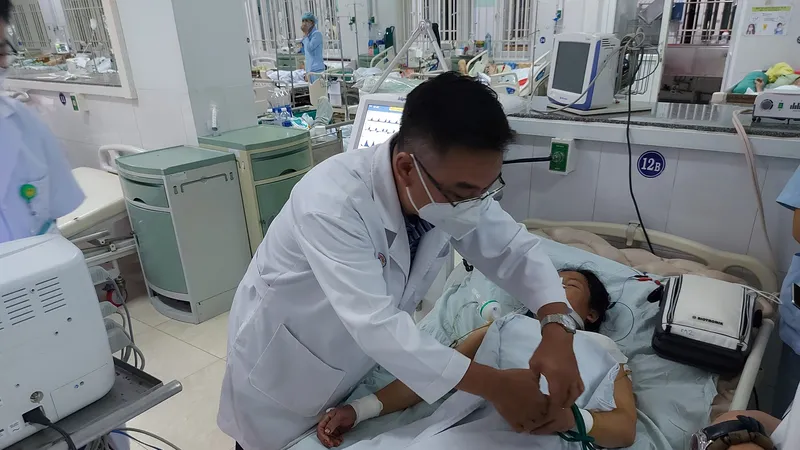 Bác sĩ đang thăm khám cho bệnh nhân bị ngộ độc Botulinum