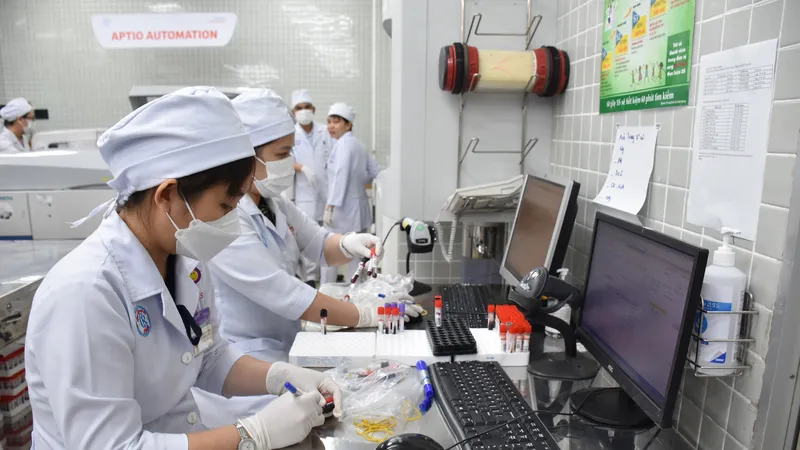 Máy xét nghiệm tại Bệnh viện Chợ Rẫy hoạt động hết công suất sau khi được gỡ vướng các thủ tục mua hóa chất