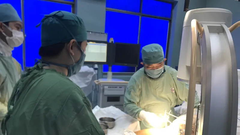 Các bác sĩ đang tiến hành phẫu thuật cấp cứu cho bệnh nhân