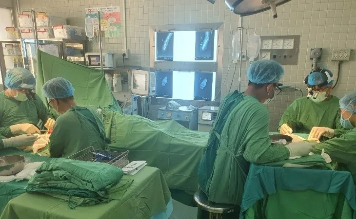 Các bác sĩ đang tiến hành phẫu thuật cho bệnh nhi Ảnh: BVCC