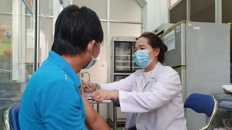 Nhân viên Trung tâm y tế quận 8 tiêm vaccine cho người dân