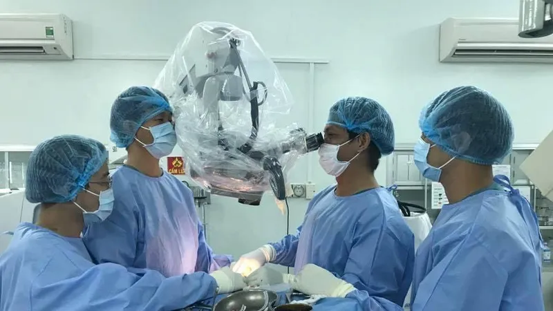 Ekip bác sĩ đang phẫu thuật cho bệnh nhân