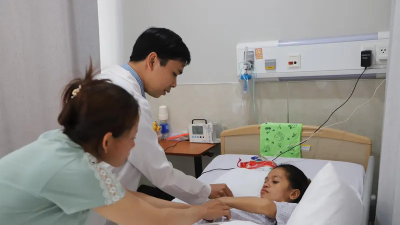 Bác sĩ đang thăm khám cho bệnh nhân