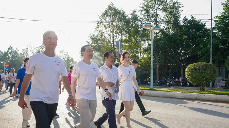 Các y bác sĩ hào hứng tham gia chương trình Đi bộ vì trái tim khỏe