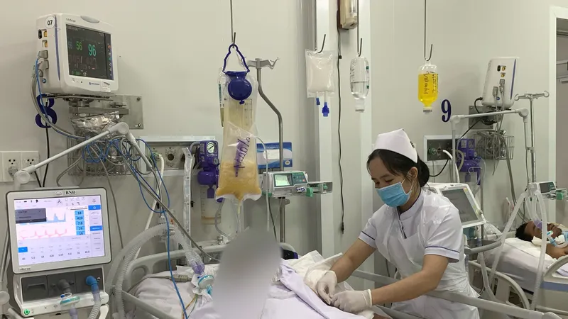 Bác sĩ đang chăm sóc cho người bệnh