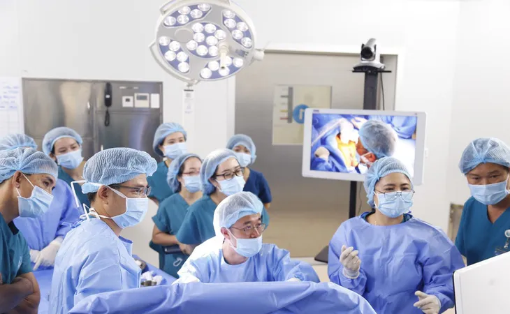 Các bác sĩ Bệnh viện Từ Dũ đang ứng dụng đốt sóng cao tần điều trị u xơ tử cung cho bệnh nhân