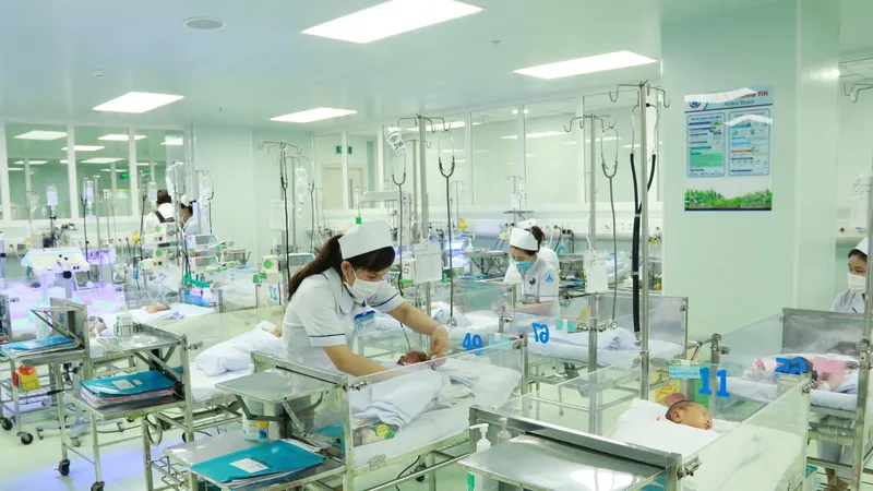 Các bác sĩ đang chăm sóc cho bệnh nhi