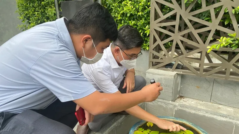 Lực lượng chức năng giám sát điểm nguy cơ sốt xuất huyết tại huyện Cần Giờ