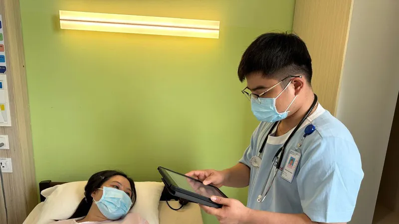 Nhân viên y tế theo dõi sức khỏe của bệnh nhân qua bệnh án điện tử