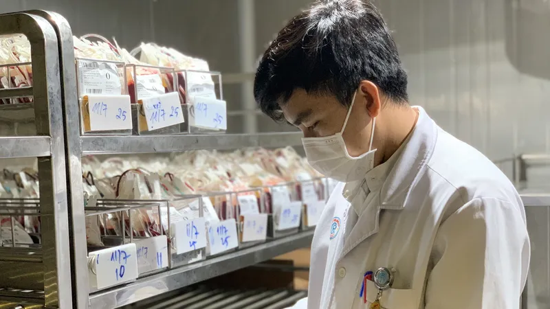 Kỹ thuật viên kiểm tra túi máu trước khi chuyển cho các tỉnh miền Tây