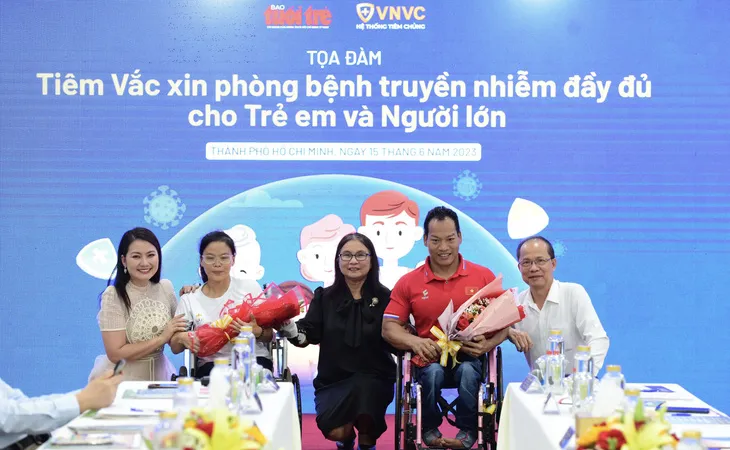 Ban tổ chức tặng hoa cho các khách mời tham dự. Ảnh: BTC