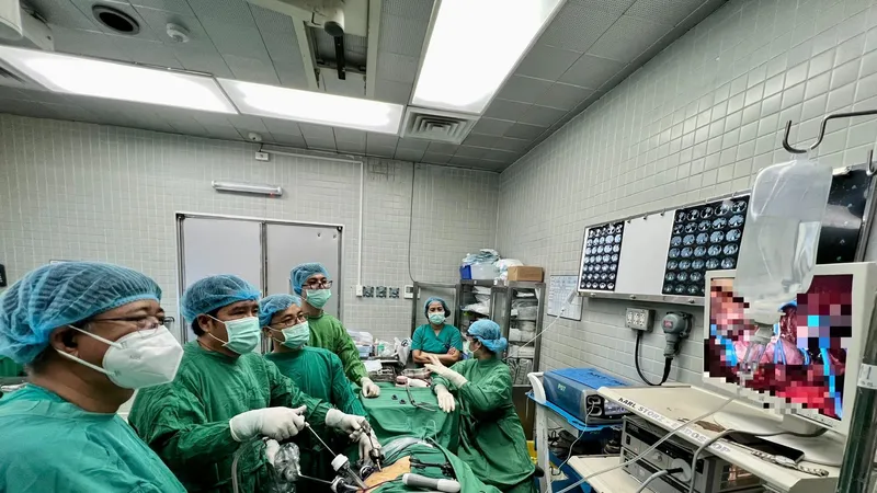 Các bác sĩ đang phẫu thuật cho bệnh nhân
