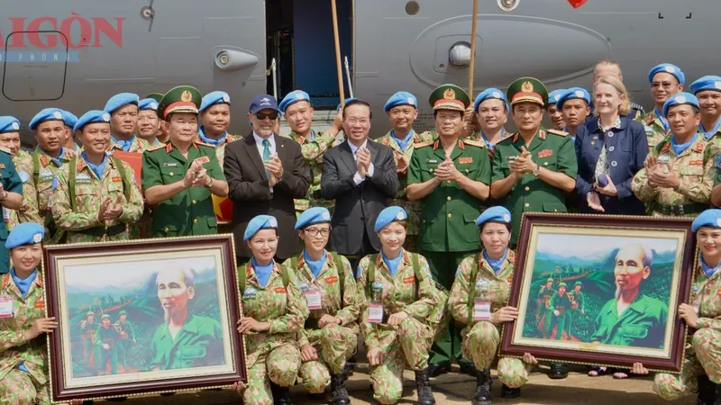 Chủ tịch nước Võ Văn Thưởng chụp hình lưu niệm với các chiến sĩ, bác sĩ lên đường làm nhiệm vụ. Ảnh: CAO THĂNG