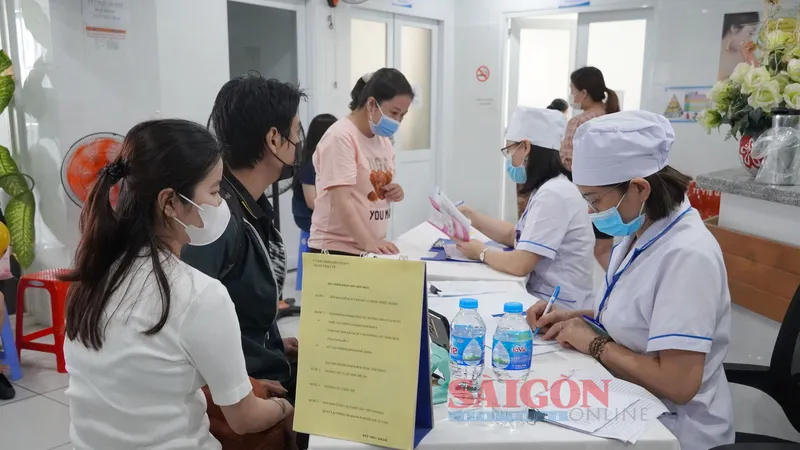 Nhân viên y tế tư vấn cho vợ chồng trẻ 