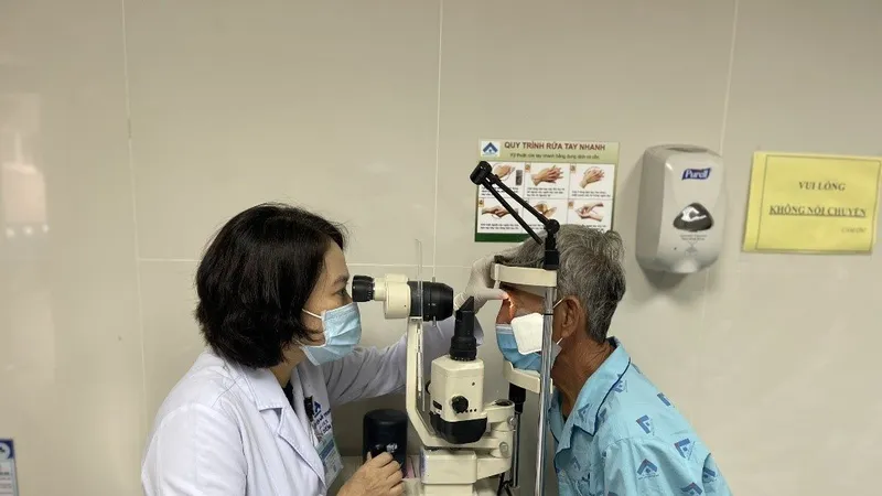 Bác sĩ Bệnh viện Mắt TPHCM đang thăm khám cho bệnh nhân