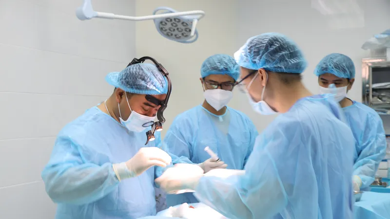 Các bác sĩ đang nạo rửa filler trong ngực bệnh nhân