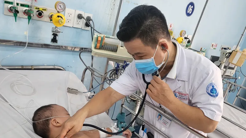 Bệnh nhi mắc tay chân miệng điều trị tại Bệnh viện Nhi đồng 1