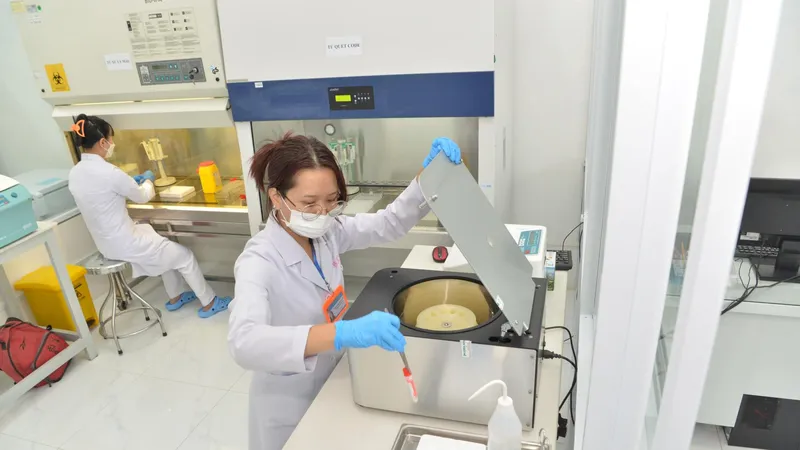 Kỹ thuật viên đang làm xét nghiệm tại Ngân hàng huyết thanh. Ảnh: CAO THĂNG