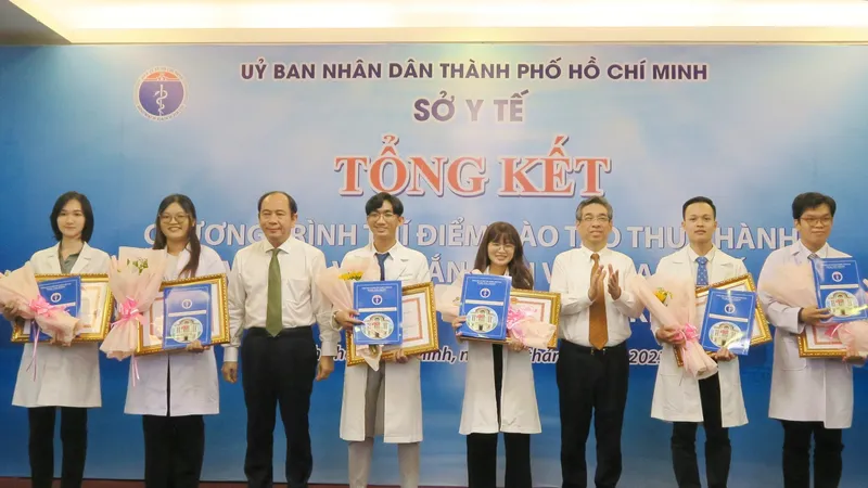 Trưởng Ban Tổ chức Thành ủy TPHCM Nguyễn Phước Lộc trao giấy khen và chứng chỉ hành nghề cho các bác sĩ trẻ