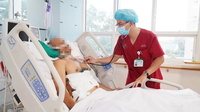 Thiếu tá, Thạc sĩ, BSCKI, Phạm Tấn Đạt, khoa Hồi sức ngoại Bệnh viện Quân y 175 đang thăm khám cho bệnh nhân