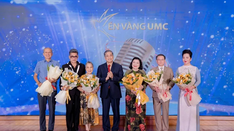 PGS-TS-BS Nguyễn Hoàng Bắc, Giám đốc Bệnh viện Đại học Y dược TPHCM tặng hoa cho các thành viên ban cố vấn