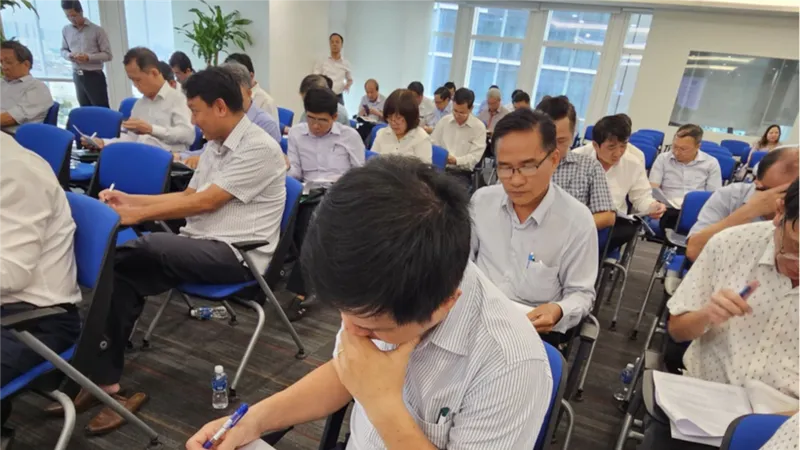 Các giám đốc bệnh viện, giám đốc trung tâm y tế làm bài kiểm tra cuối khóa bồi dưỡng, cập nhật kiến thức về công tác đấu thầu